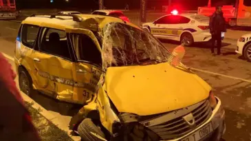 Mersin’de Tır, Taksiye Çarptı: Sürücü Yaralı
